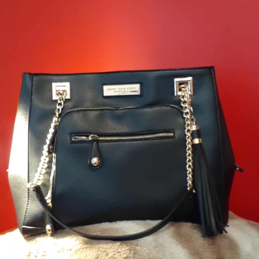 Andrew Mark New York purse in black